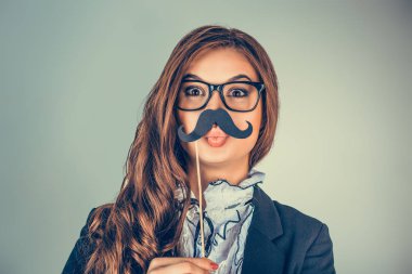 Portre baş güzel kadın ciddi bir adam taklit shot kapatın