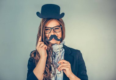 Güzel, genç ve güzel kadın bir adam taklit