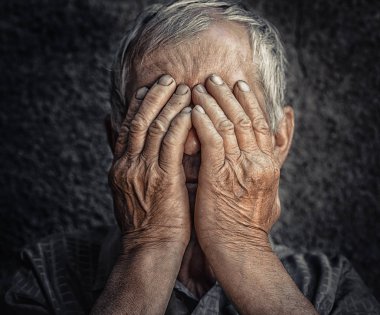 Yaşlı ve yalnız. Üst düzey, yaşlı adam