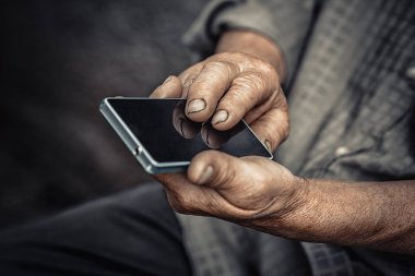 Yaşlı ve teknoloji. Üst düzey telefon kullanarak ihtiyar