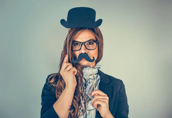 Mulher bonita e bonita segurando chapéu de bigode de papel — Fotografia de Stock