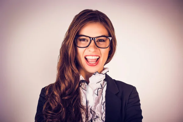 Vértes portré fejlövés nő mosolyogva szemüveg — Stock Fotó