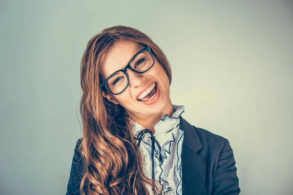Portré Vértes vicces üzletasszony mosolyogva szemüveg — Stock Fotó