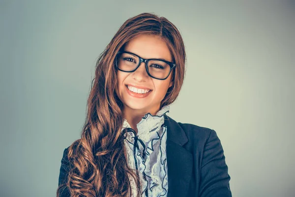 Gözlük gülümseyen kadın portre portre kafa vurdu