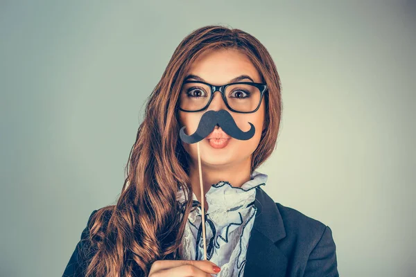 Portre baş güzel kadın ciddi bir adam taklit shot kapatın