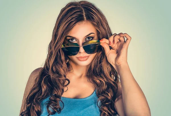 Sceptisch vrouw houd zonnebril — Stockfoto