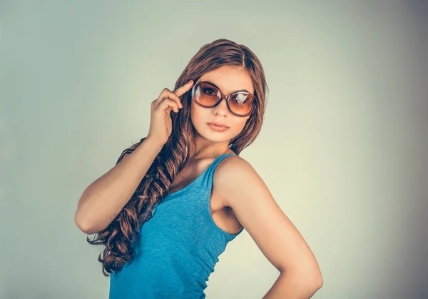 Primer plano retrato cabeza disparo sexy mujer con gafas de sol —  Fotos de Stock