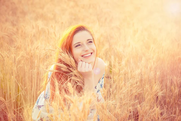 Foto close-up tersenyum gadis muda melihat ke atas menikmati alam — Stok Foto