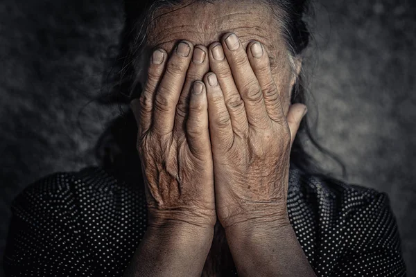 Velha triste pobre mulher — Fotografia de Stock