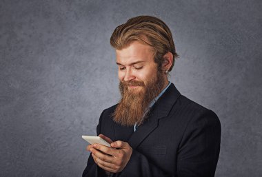 Telefonu izole manifatura gri gri arka plan seyir tutan sakallı iş adamı