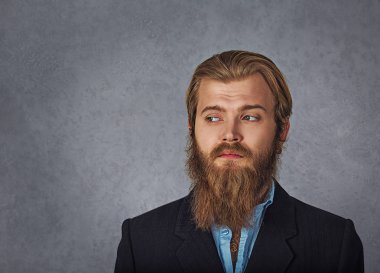 baş shot sakallı iş adamı yana doğru seyir gri grunge arka plan duvar izole