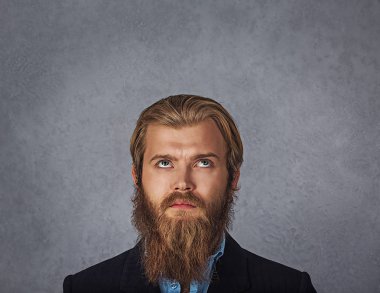Sakallı iş adamı gri grunge duvar arka plan baş yukarıda boş kopya alanı ile arama 