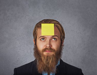 baş alnına etiket çubuğa isteyen gülümseyen iş adamı sakallı