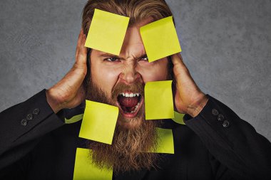 çığlık bunalmış iş adamı kafa çıkartmalar, notlar dolu ellerde vurguladı