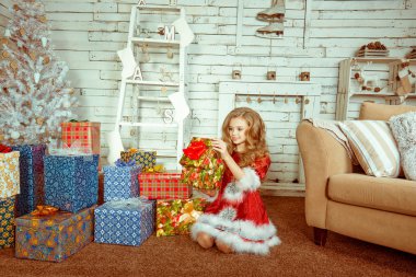 Mutlu kız hediye izole Oda Noel açılış dekore edilmiştir. Kış tatil kavramı