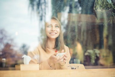 Mutlu kadın FUT hakkında hayal arıyorum onu kahve içme