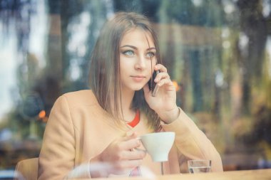 Büyüleyici kadın kahve sho dinlenme sırasında cep telefonu söz