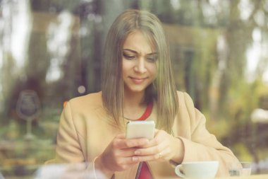 Cep telefonu mesajı ile tiksinti sh tutan sinirli stresli kadın