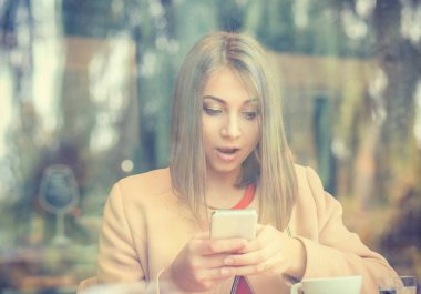 SMS. portre portre komik endişeli korkmuş genç kız lo şok