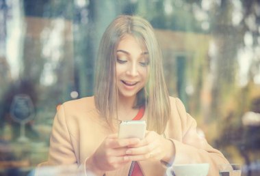 Portre sürpriz gülümseyen çığlık atan kadın Fon arayan kullanarak