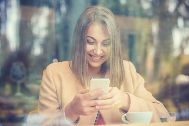 Manifatura. Mutlu kadın telefonu kafede sohbet