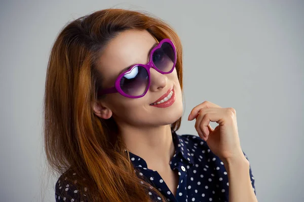 Joven, chica de moda, posando con gafas de sol — Foto de Stock