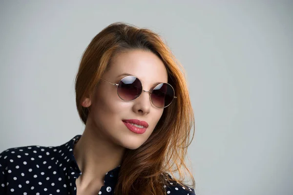 Junge Frau, Mode-Mädchen, posiert mit Sonnenbrille — Stockfoto