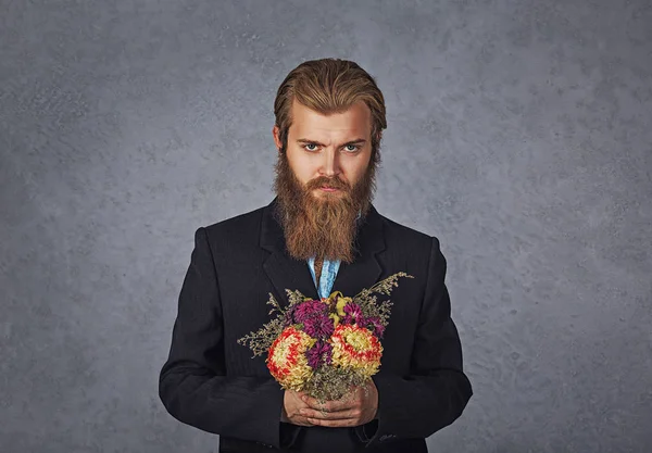 Vou a um encontro. homem de negócios barbudo sério com flores — Fotografia de Stock