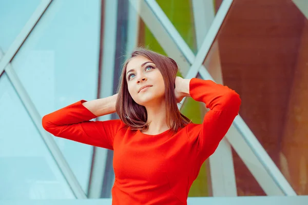 Vértes portré boldog fiatal üzletasszony piros ruhát keres — Stock Fotó