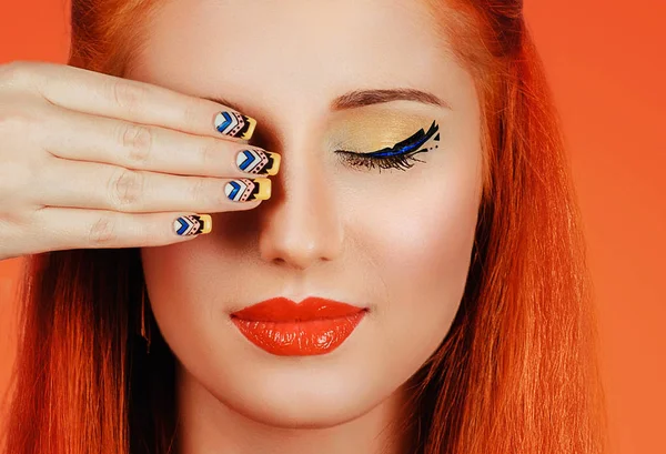 Sommar makeup. Porträtt av vacker flicka med gul svart ögonskuggor manikyr — Stockfoto