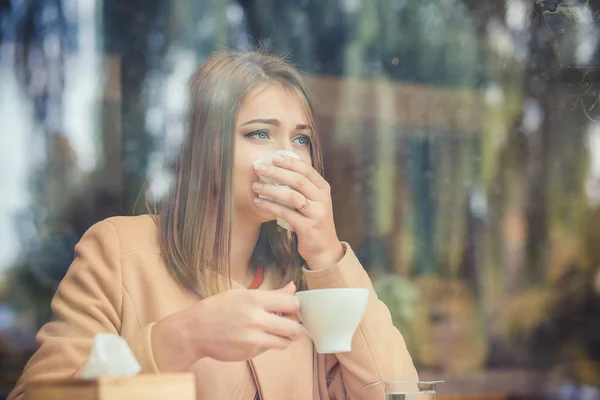 Дівчина брюнетка жінка чхання в тканині пити чай, кава, h — стокове фото
