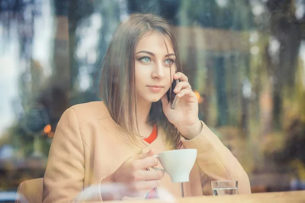 Büyüleyici kadın kahve sho dinlenme sırasında cep telefonu söz — Stok fotoğraf