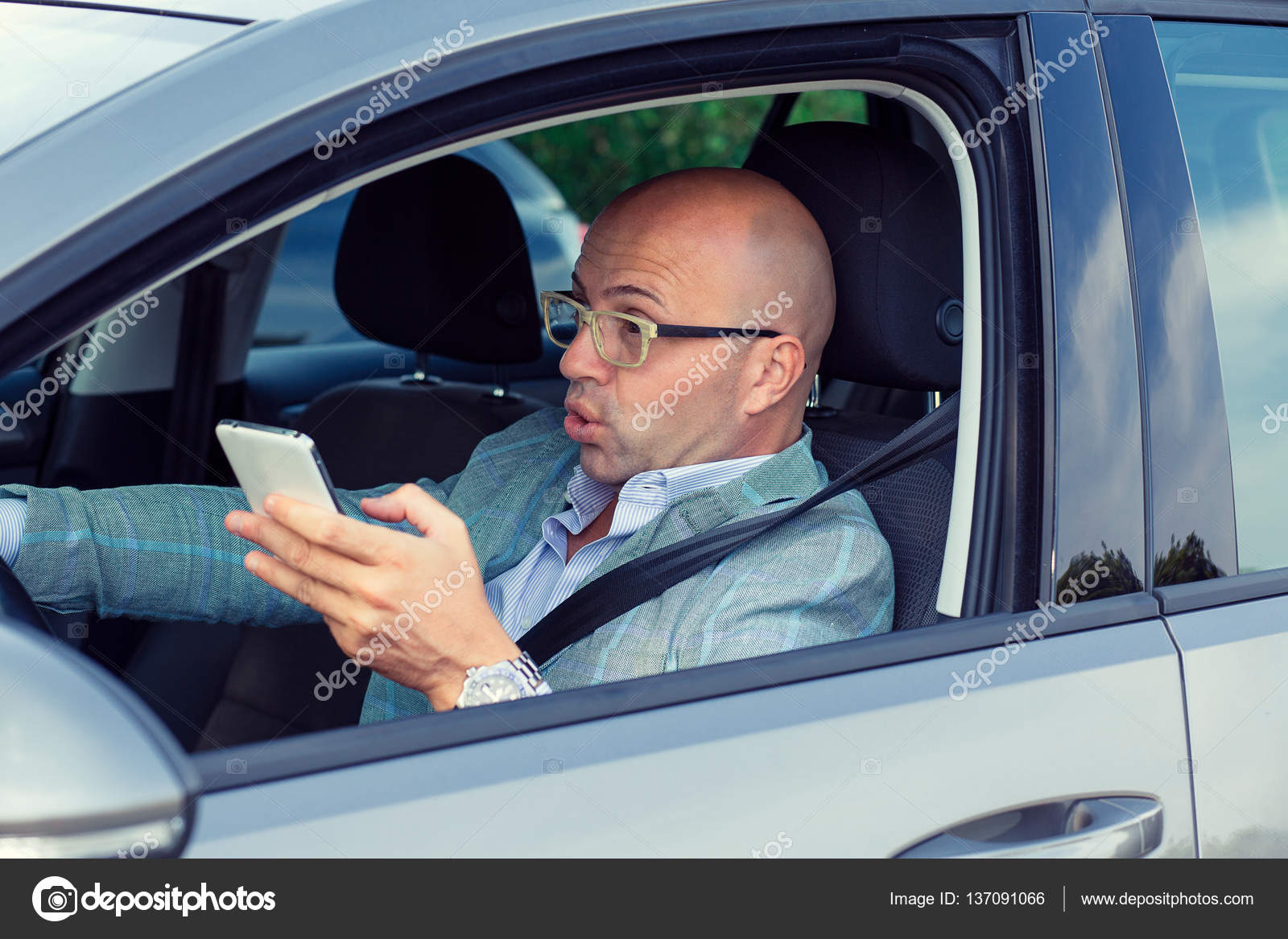 Verängstigt komisch aussehender junger Mann im Auto, das kurz vor einem  Unfall steht - Stockfotografie: lizenzfreie Fotos © HBRH 137091066