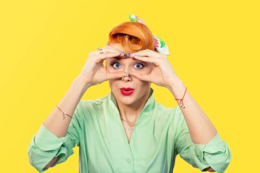 kadın görünümlü dürbün gibi parmaklarımın arasından bakmak