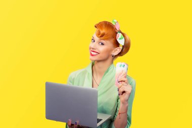 On-line iş, internet loto talihlisi. Pc ve euro faturaları sen fotoğraf makinesi retro vintage saç modeli seyir tutmak gülümseyen pinup kız yeşil düğme gömlek closeup kırmızı kafa güzel genç kadın kız heyecanlı