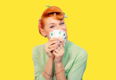 Piyango kazanmak. Euro para tutarak ve aroma gülümseyen sen kameraya, retro vintage görünümlü kokulu Closeup kırmızı kafa güzel genç kadın oldukça mutlu gülümseyen pinup kız yeşil düğme gömlek 50 's saç modeli