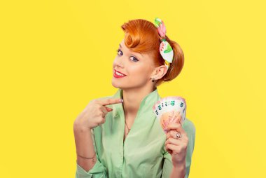 Para. Portre portre güzel genç güzel iş kadın moda kız sen kameraya gösteren işaret para Avrupa para birimi izole sarı arka plan duvar tutarak. Piyango kazanmak kavramı
