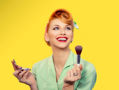 Sanatçı olun. Stil holding makyaj araçları kadar pin