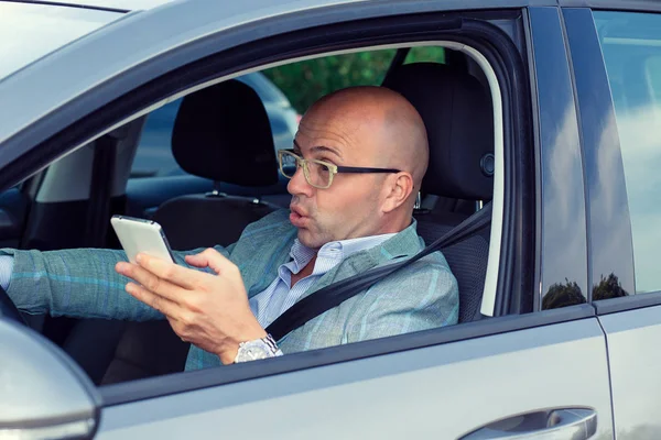 Asustado divertido mirando joven conductor en el coche a punto de hacer un accidente — Foto de Stock