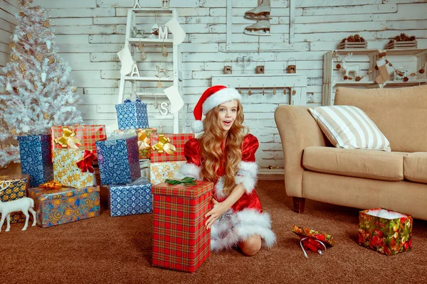 Svátky, dárky, Vánoce. Usměvavá holčička s dárkové krabice — Stock fotografie