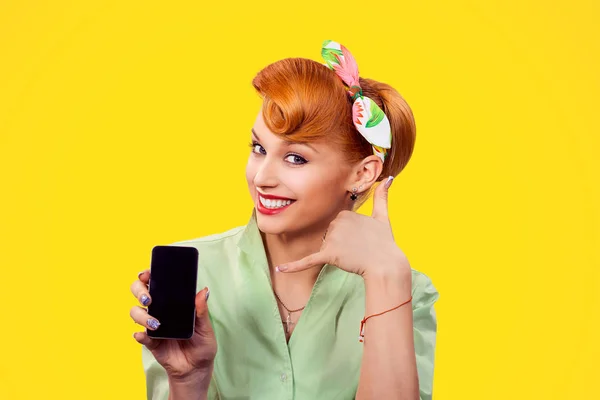 Llámame. Pin up chica de estilo con teléfono — Foto de Stock