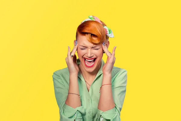 Grita stress. Retrato de close-up mulher zangada gritando ampla boca aberta histérica isolado fundo amarelo. Emoção humana negativa expressão facial Conflitos conceito de confronto Muitas coisas para fazer — Fotografia de Stock