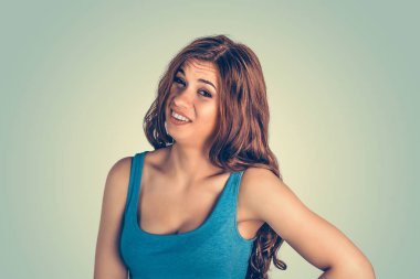 -Seni arıyorlar, şüpheci kadın kamera