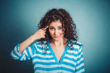 Kızgın kızgın genç kadın deli misin soran Tapınağı karşı parmakla işaret?