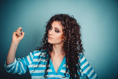 kadın Holding kalem yazma