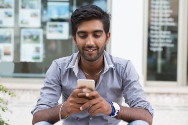 akıllı telefon kullanan adam cep telefonunu, kontrol