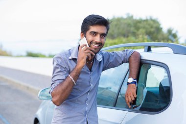 Mutlu yakışıklı adam genç girişimci yeni arabasının yanında duran cep telefonu konuşuyor 