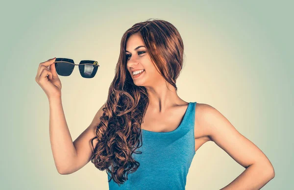 Женщина держит солнечные очки — стоковое фото
