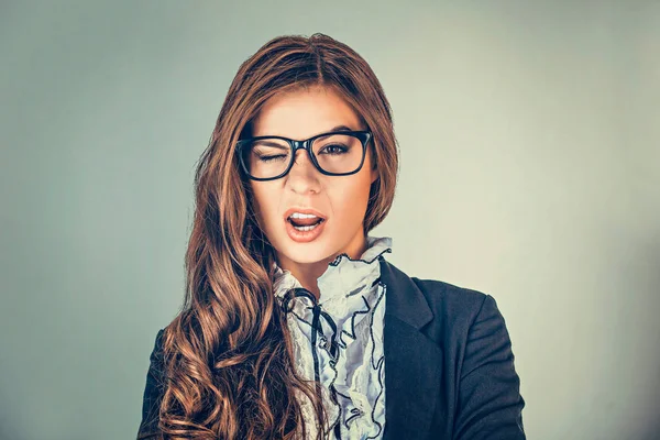 Mujer de negocios exitosa con gafas guiñando el ojo —  Fotos de Stock