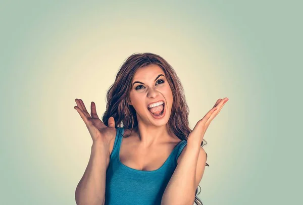 Mujer gritando mirando hacia arriba — Foto de Stock